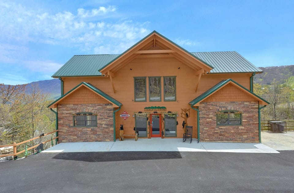 Premium 5 bedroom cabin rental with flat parking