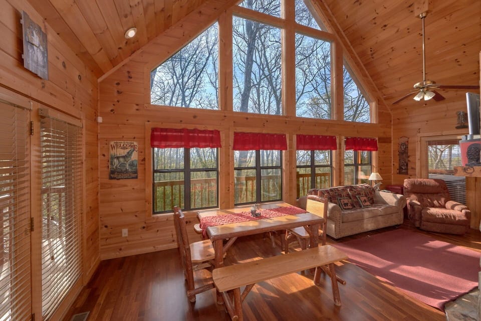 2 Bedroom Cabin with Dining Area for 6
