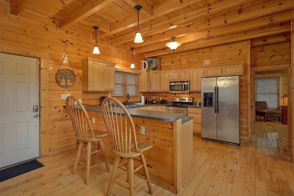 Luxurious 4 bedroom cabin with full kitchen