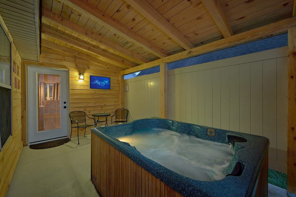 Private Inclosed  Hot Tub 2 Bedroom Sleeps 6