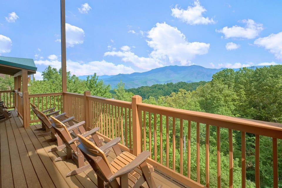 Luxury cabin with 5 bedrooms and mountain view