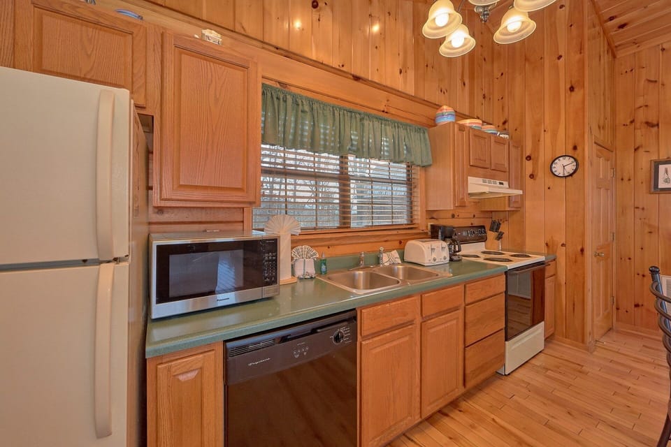Honeymoon Cabin with full kitchen