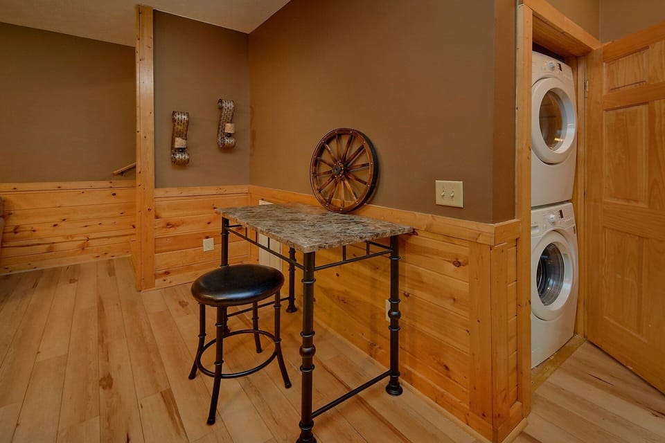 2 bedroom cabin with full size washer and dryer