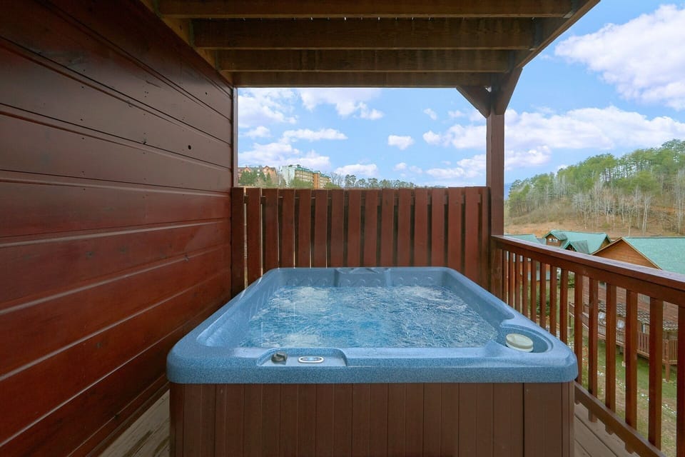 6 bedroom luxury cabin with a hot tub on deck