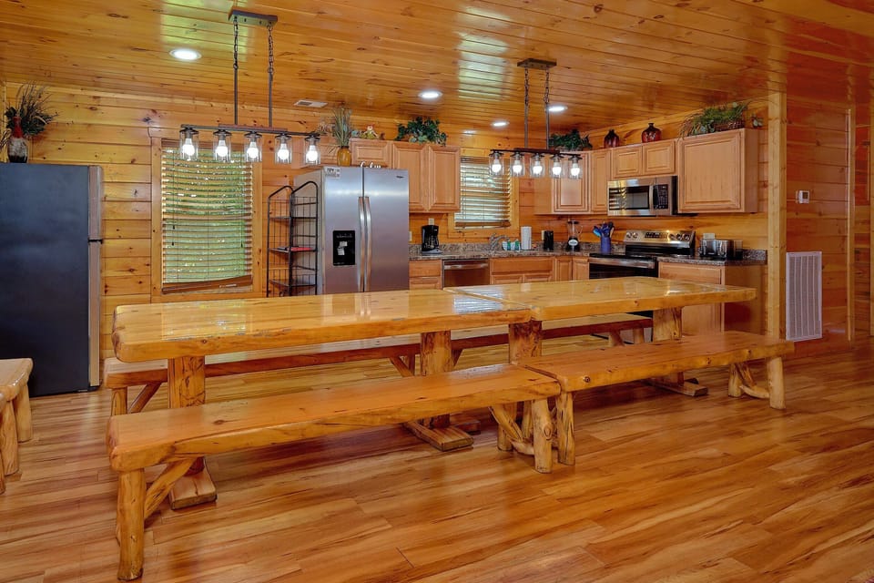 6 Bedroom cabin with dining room for 16