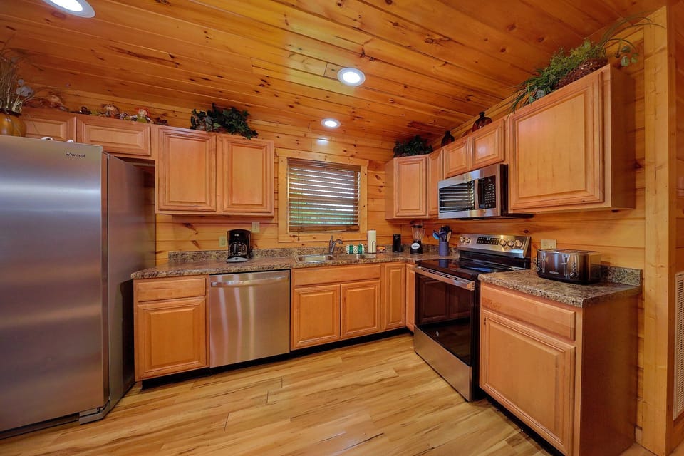 Cabin with 6 bedrooms and full size kitchen