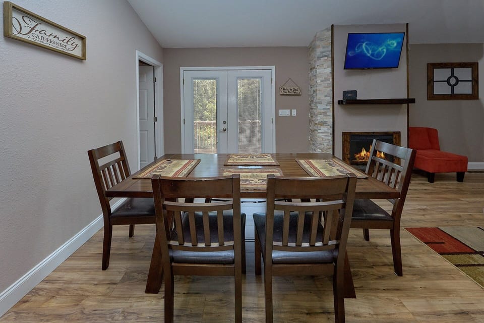 Near Dollywood 3 Bedroom 3 Bath Sleep 8