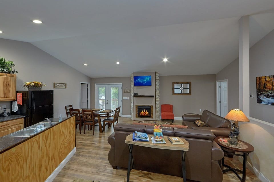 3 Bedroom 3 Bath Vacation Home Sleeps 8