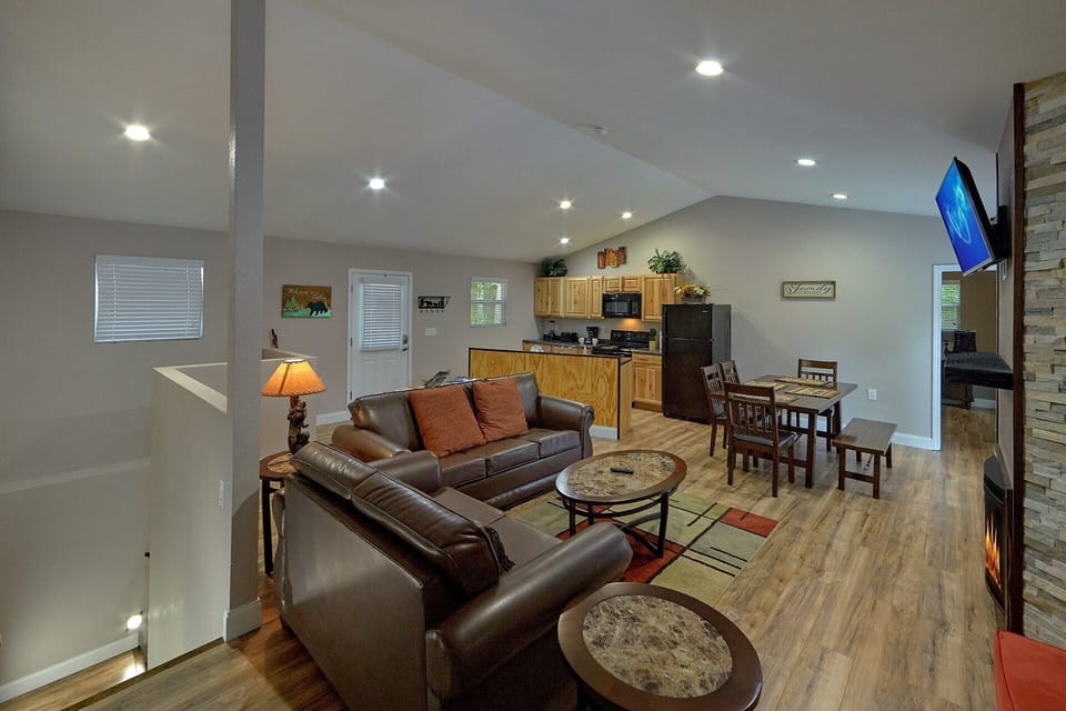 3 Bedroom 3 Bath Vacation Home Sleeps 8