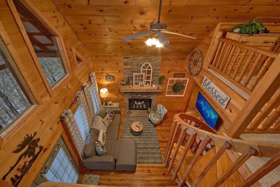 Beautiful 2 Bedroom Cabin Sleeps 9