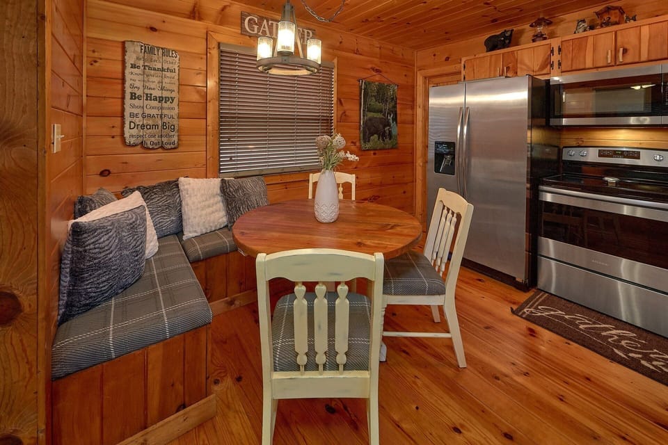 2 Bedroom 2 Bath Cabin Sleeps 9
