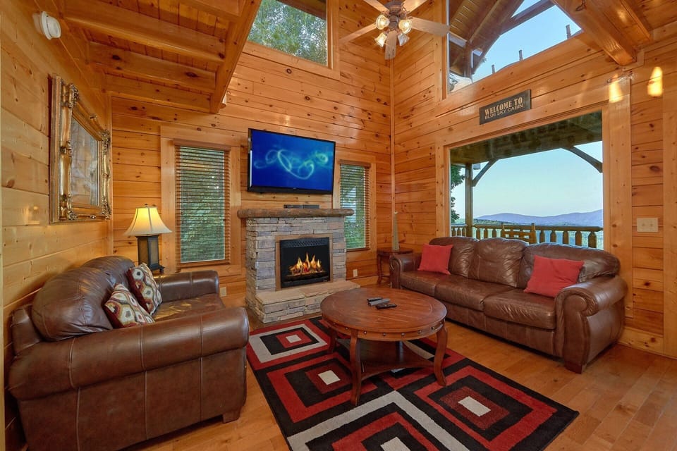 3 Bedroom Cabin with Big Screen TV and Fireplace
