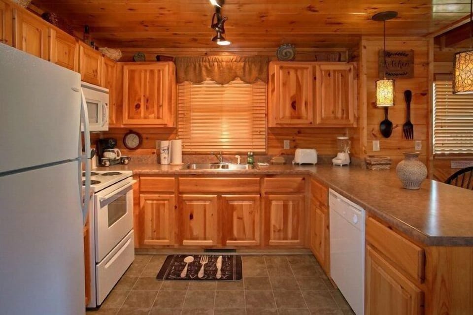 Open Kitchen 2 Bedroom Cabin Sleeps 6