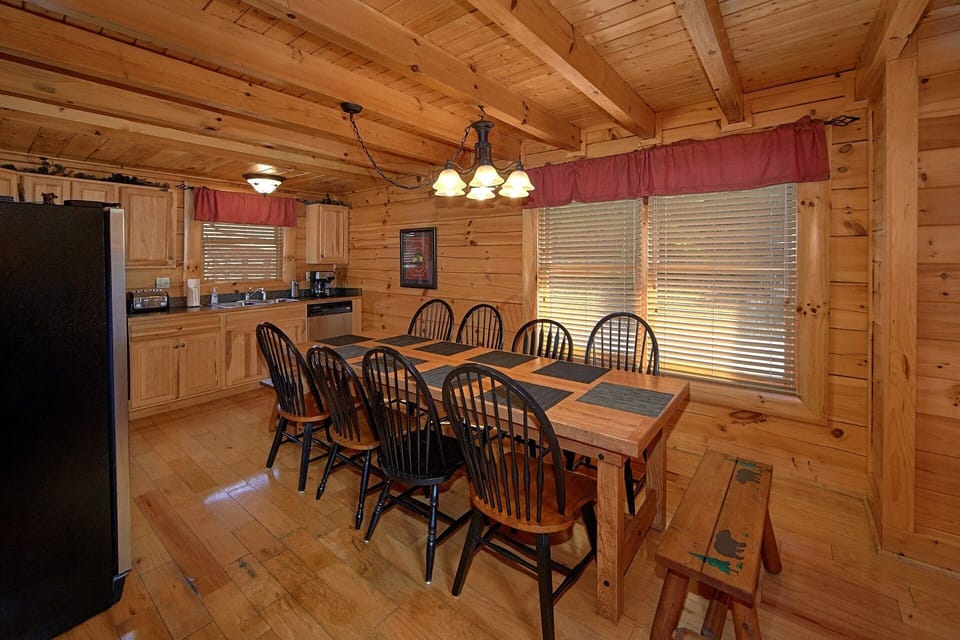 4 Bedroom Cabin with Large Dining Area