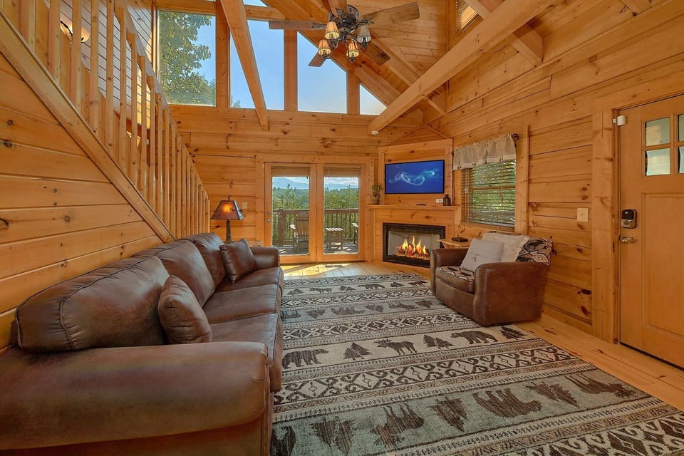 Pigeon Forge Cabin with Cozy Living room