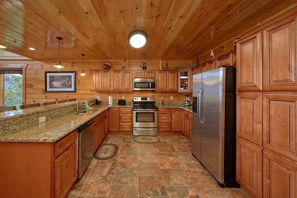 Fully Furnished kitchen in 5 bedroom cabin