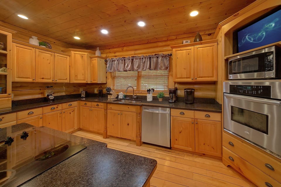 5 bedroom luxury cabin with full kitchen