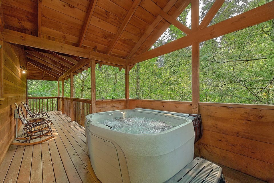 2 Bedroom Cabin in Gatlinburg with Hot Tub