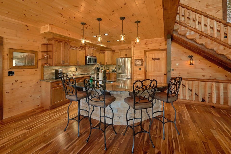 Beautiful Spacious Kitchen 4 Bedroom Cabin
