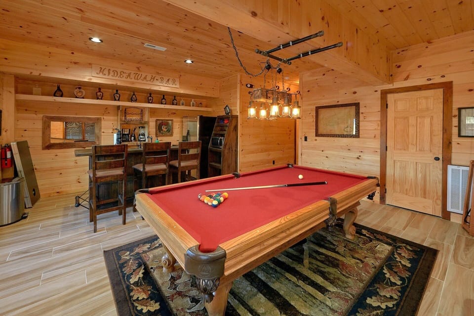 4 Bedroom Cabin Sleeps 12 Game Room
