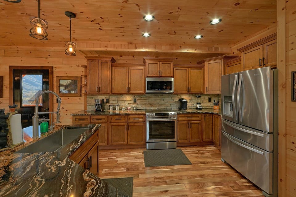 Luxurious Kitchen 4 Bedroom Cabin Sleeps 12
