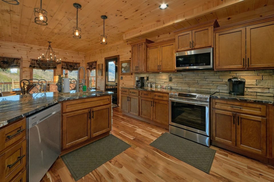 Spacious New Kitchen 4 Bedroom Cabin