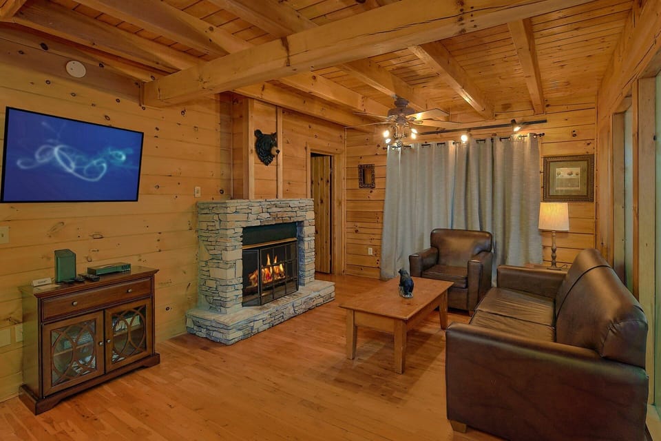 3 bedroom 2 Bath Cabin Sleeps 6
