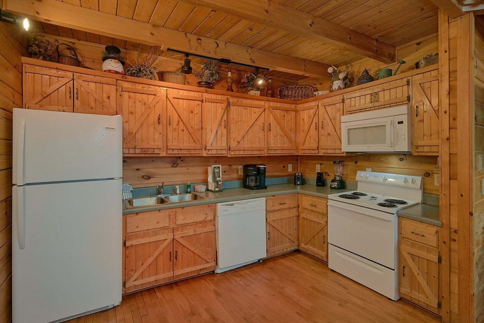 Open Floor Plan 2 Bedroom 2 BAth Cabin Sleeps 12