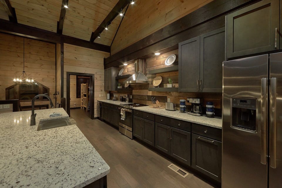Luxurious Kitchen 5 Bedroom Cabin Sleeps 14