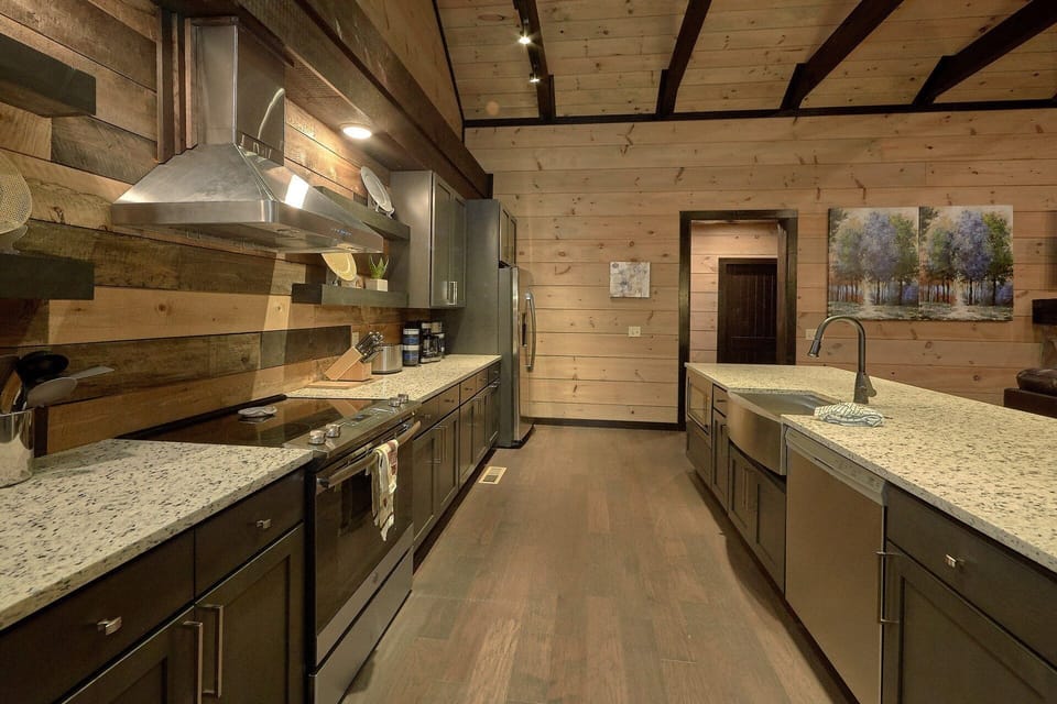 Spacious 4 Bedroom Cabin Sleeps 14