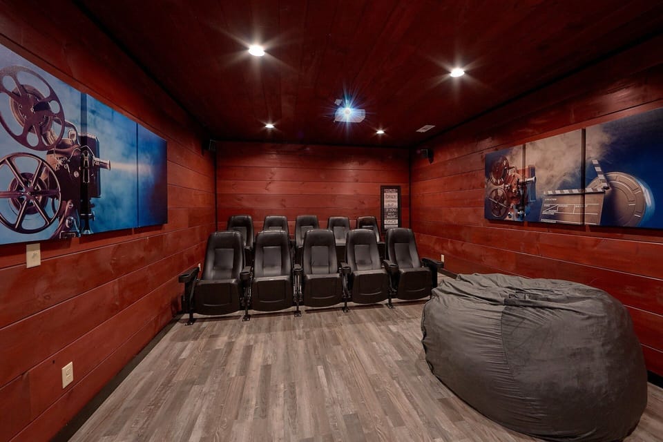 5 Bedroom Theater Room and Game Room Sleeps 14