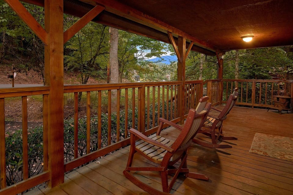 Gatlinburg Cabin with stream and Mountain View