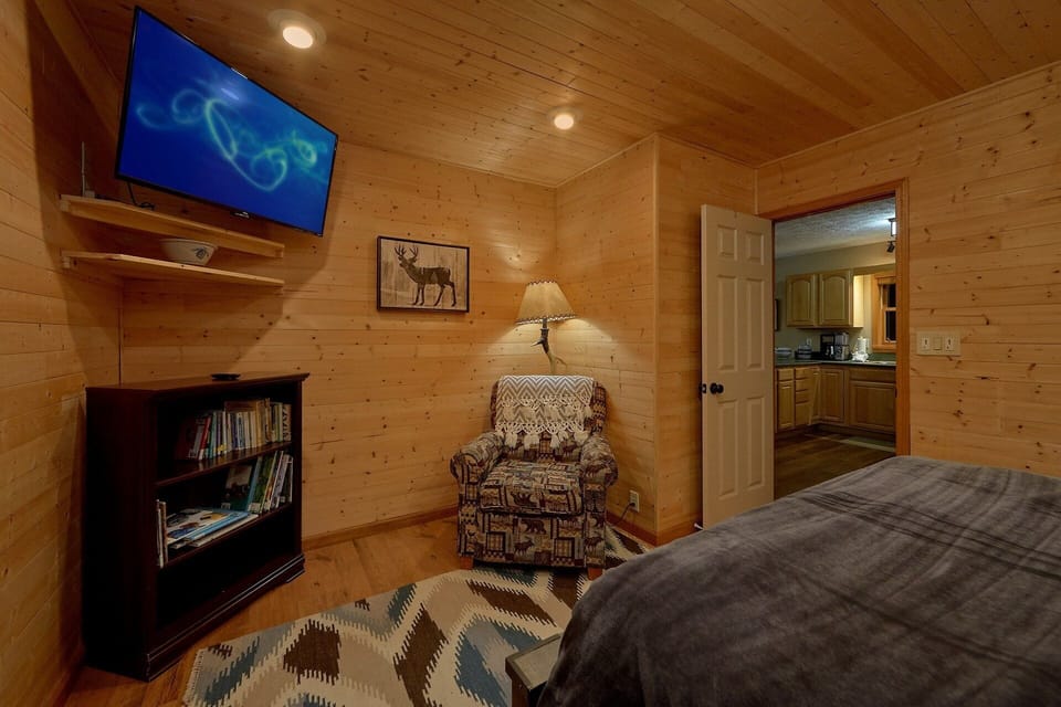 Private Queen bedroom in 2 bedroom Cabin rental