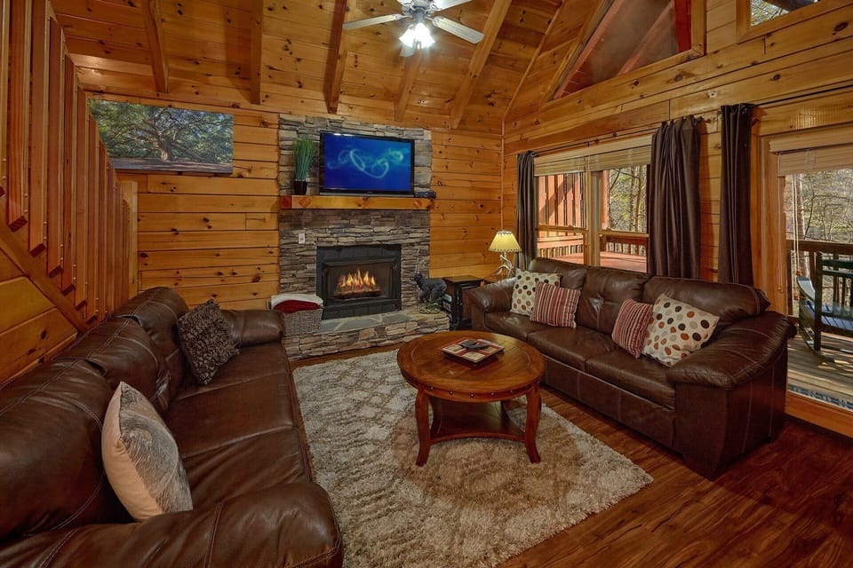 Spacious 4 Bedroom Cabin with Gas Fireplace
