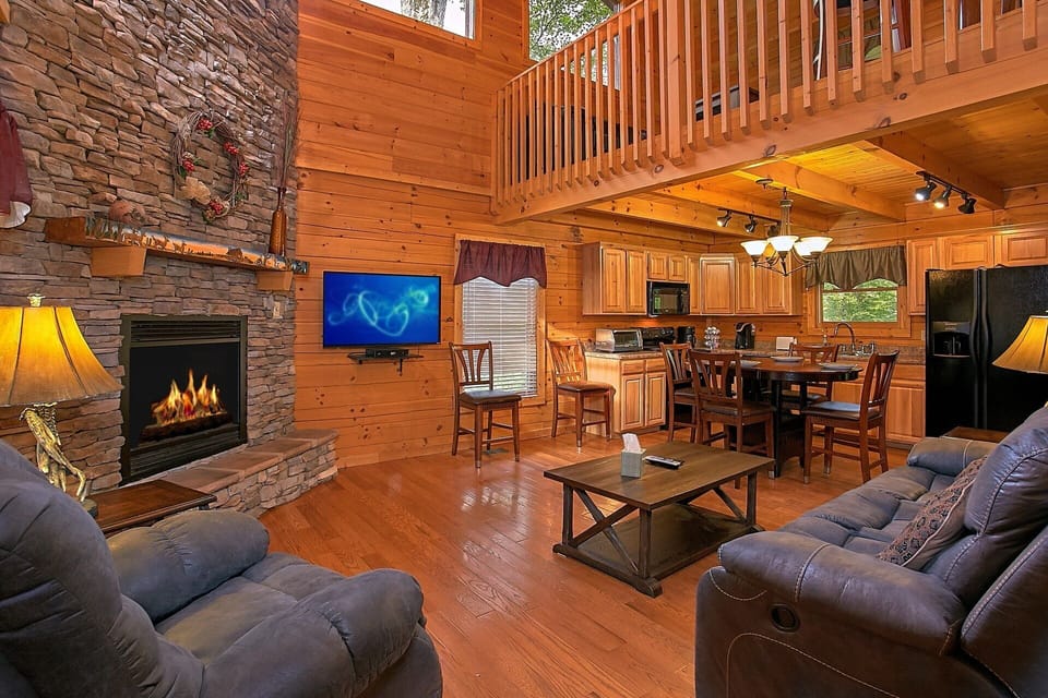 Luxury Cabin with Large Fireplace in Living Room
