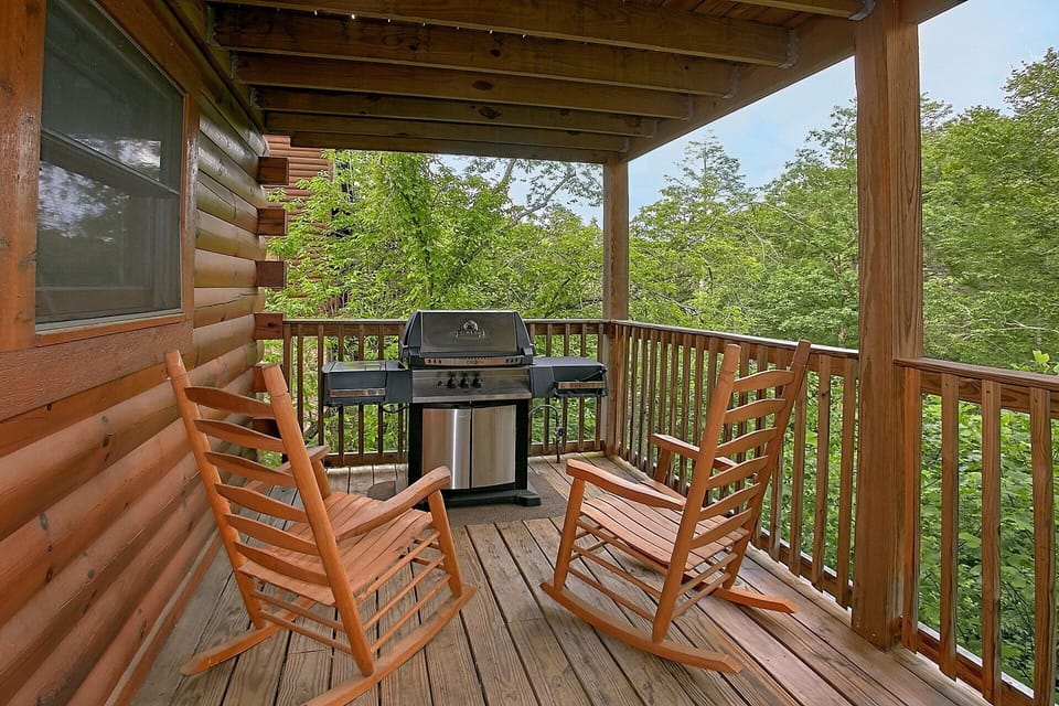 Gatlinburg Cabin with Grill and covered deck
