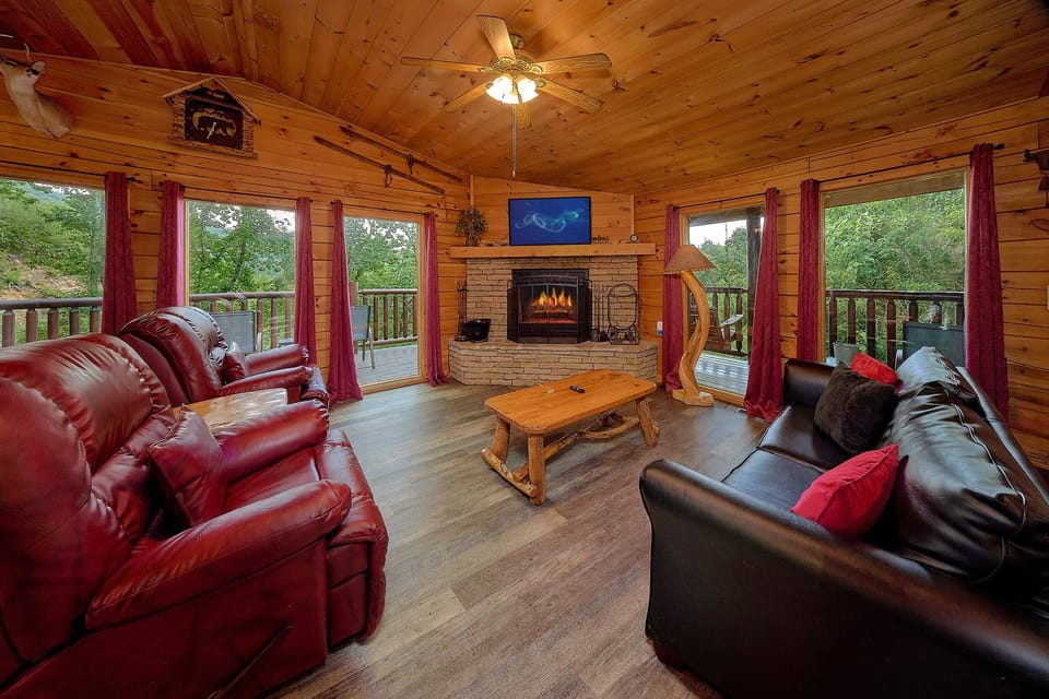 Rustic 2 bedroom Cabin with Fireplace