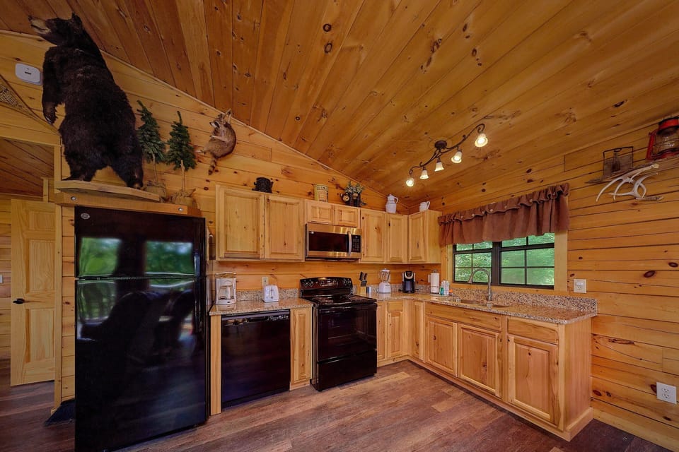 Cabin with full Kitchen and Dining Area