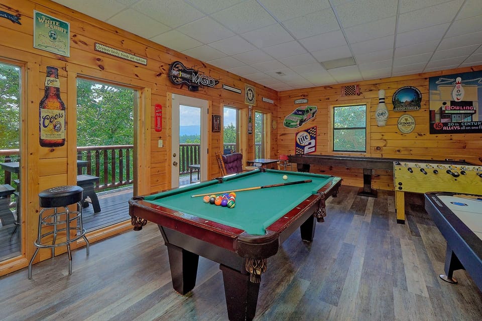 Secluded 2 bedroom Cabin with pool table