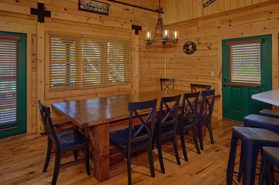 7 Bedroom cabin with Diining Room for 17