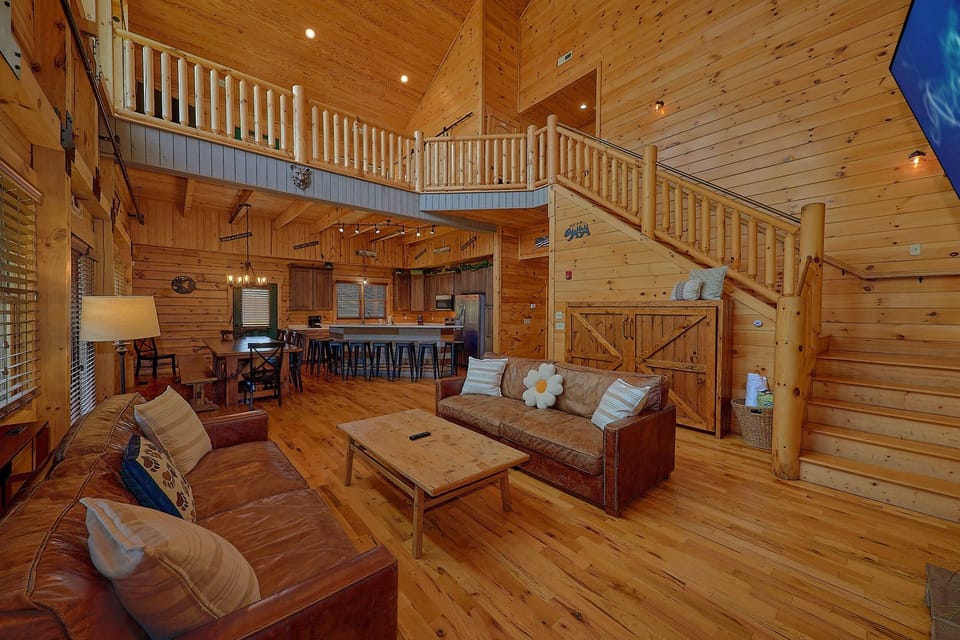 7 bedroom cabin with Fireplace in Living room