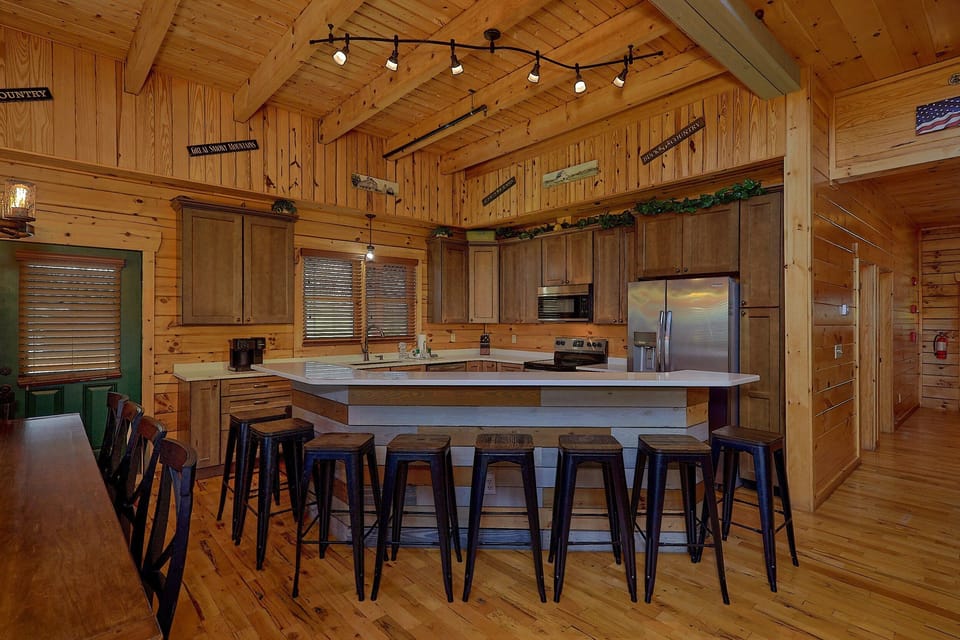 7 Bedroom Cabin with Large Kitchen and Bar