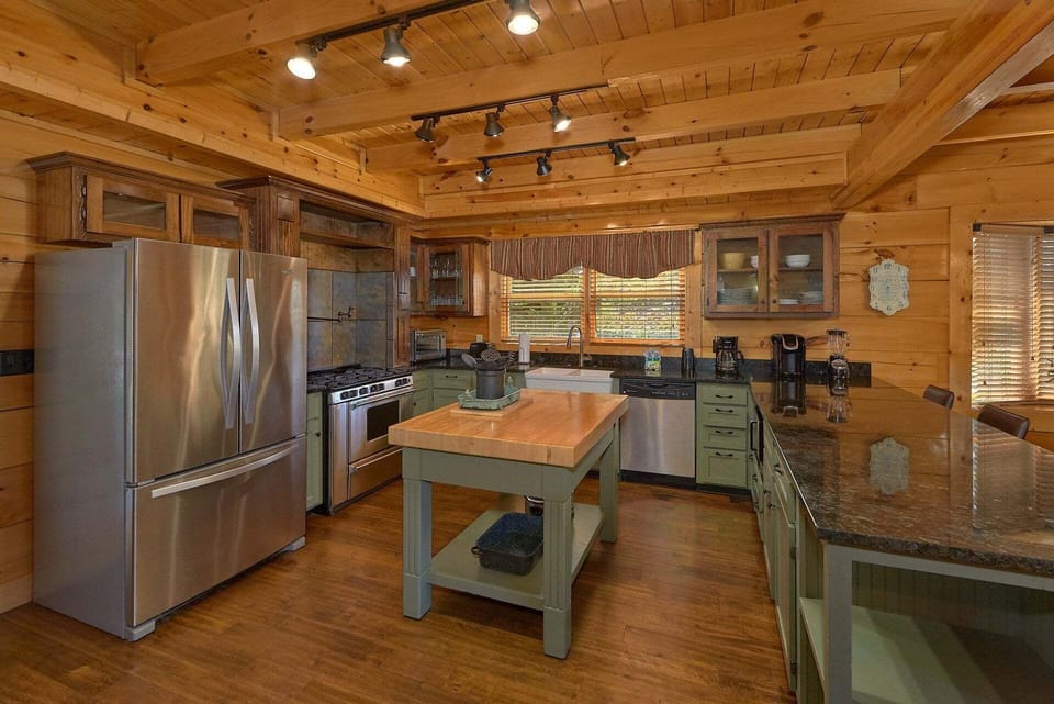 Spacious 6 Bedroom 5.5 Bath Cabin Sleeps 26