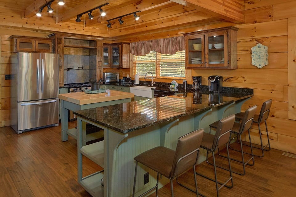 Fully Equipped Kitchen 6 Bedroom Sleeps 26