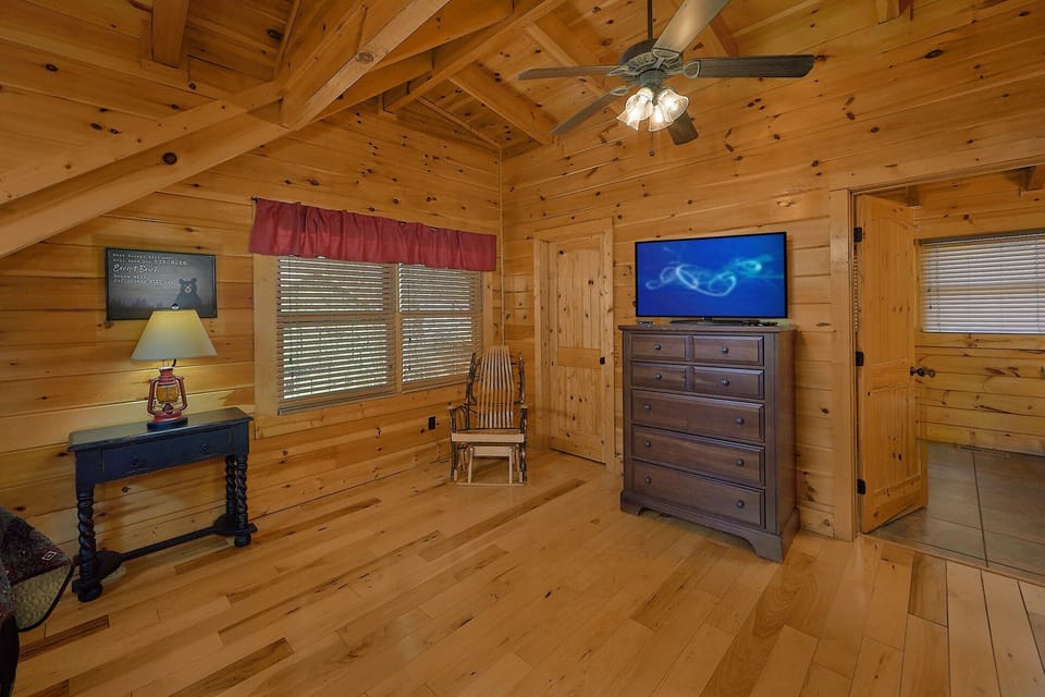 6 Bedroom 5.5 Bath Sleeps 26 in Alpine Village