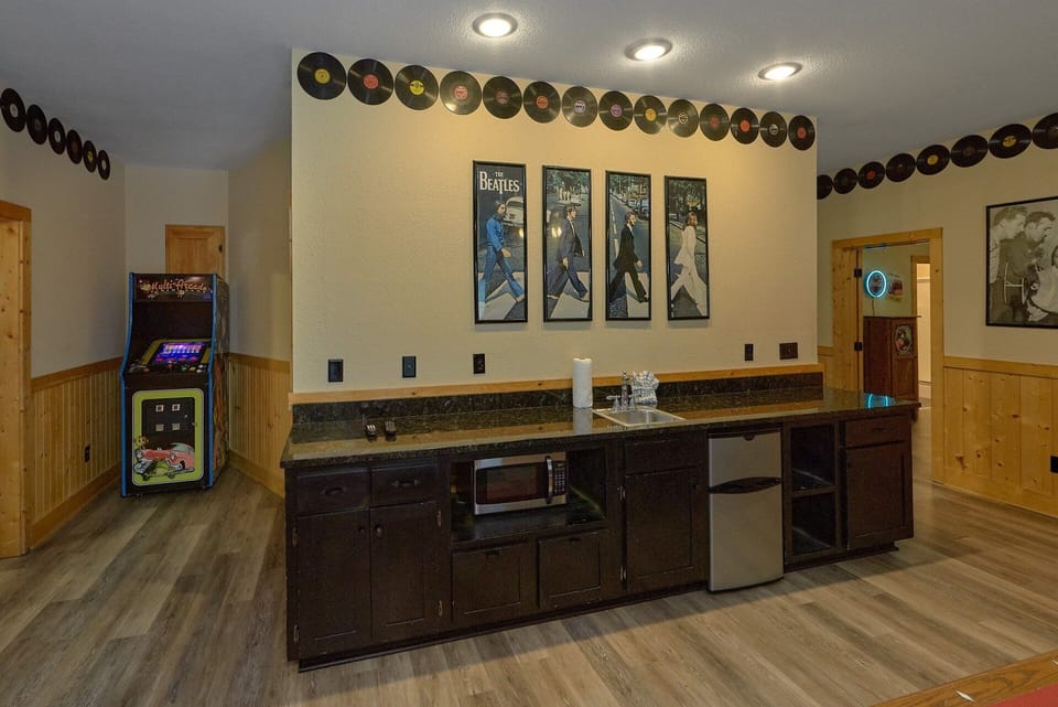 Large Game Room 6 Bedroom Sleeps 26