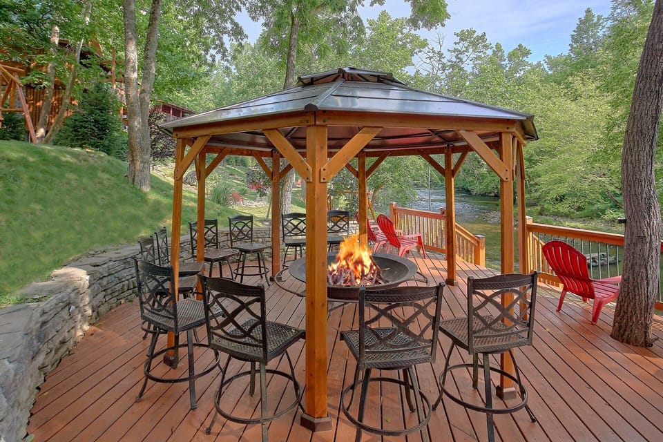 6 bedroom cabin on the river with Fire Pit