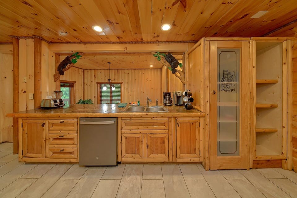 Fully Stocked Kitchen in 6 bedroom cabin