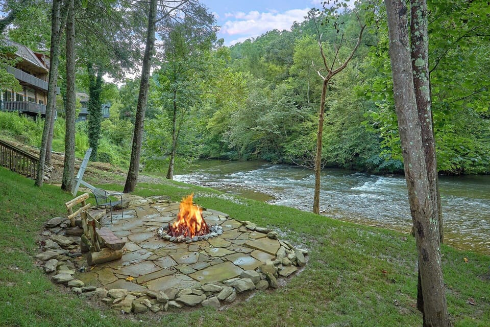 Luxurious cabin on the river with fire pit