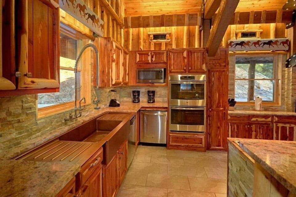 Cabin on the River with Double Fridge and Oven